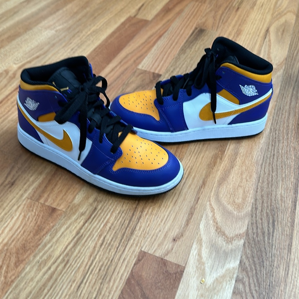 EUC Air Jordan 1 Mid - Lakers colors - Picture 5 of 10